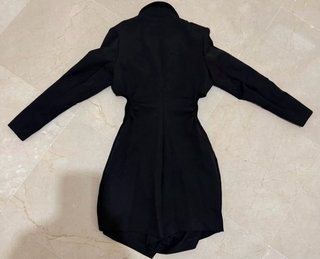 Mono blazer negro con botones joya