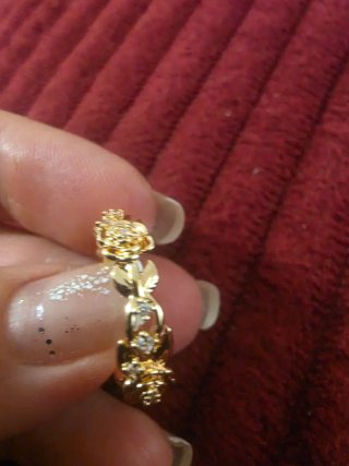 Anillo Dorado Rosas y Cristales