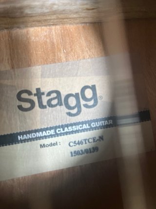 Guitarra Stagg C546TCE-N + funda y accesorios