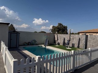 Chalet con picina en parcela de 500M