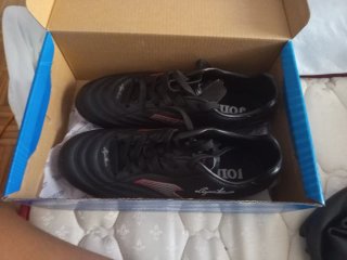Zapatos de fútbol negros y rojos