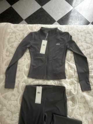 Conjunto Alo Yoga Gris