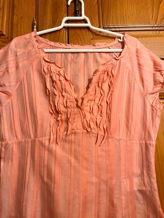 Blusa coral con volantes y rayas