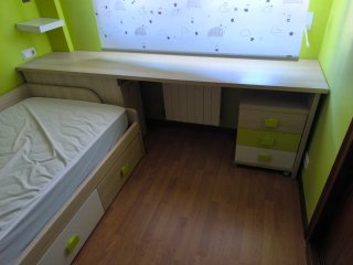 Habitación infantil con armario y escritorio