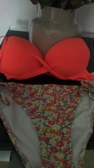 Bikini Naranja y Vestido Playero Floral