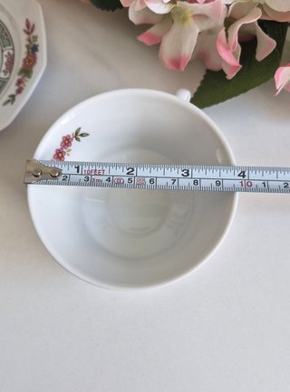 Taza y platillo de porcelana con flores