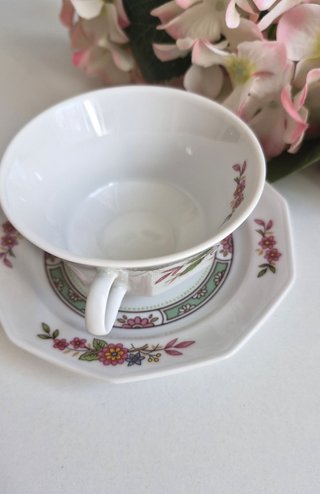 Taza y platillo de porcelana con flores