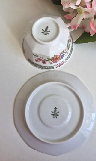 Taza y platillo de porcelana con flores