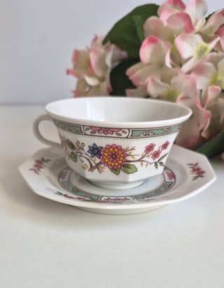 Taza y platillo de porcelana con flores