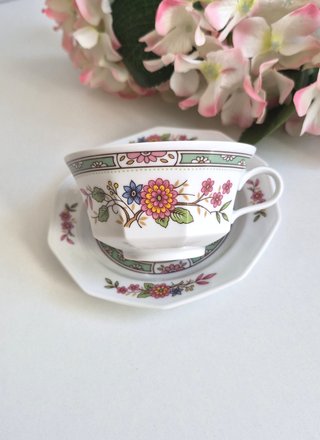 Taza y platillo de porcelana con flores
