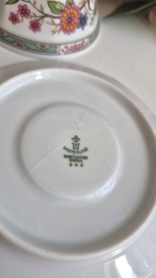 Taza y platillo de porcelana con flores