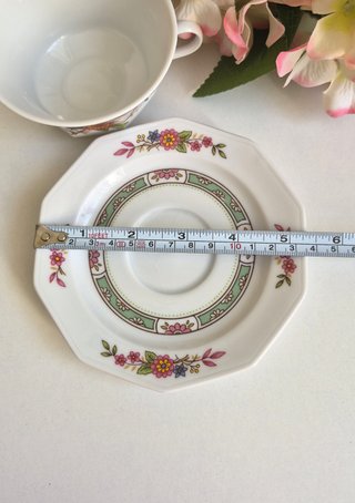 Taza y platillo de porcelana con flores