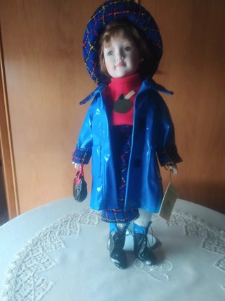Muñeca de porcelana con soporte y caja