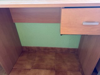Escritorio de madera con cajón