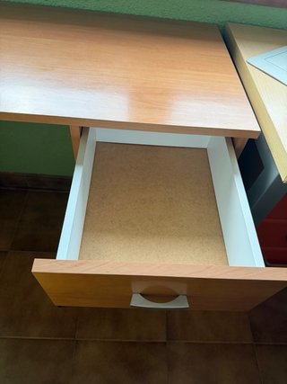 Escritorio de madera con cajón