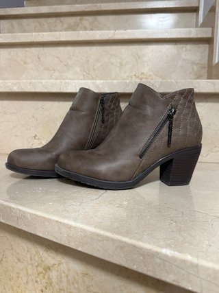 Botines marrones con cremallera y tacón