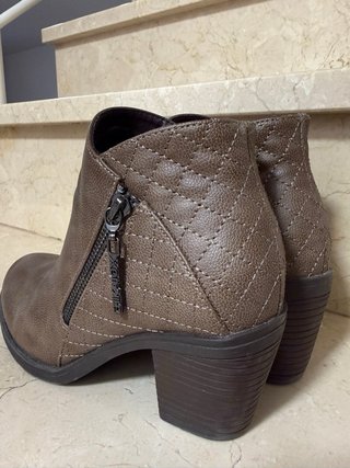 Botines marrones con cremallera y tacón