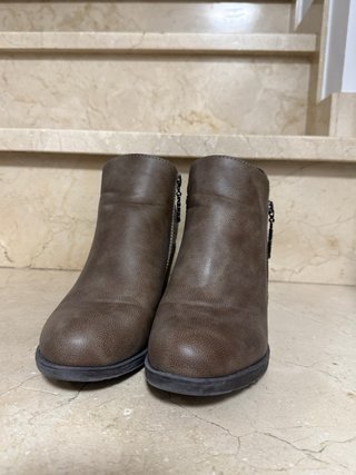Botines marrones con cremallera y tacón