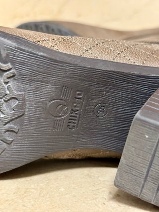 Botines marrones con cremallera y tacón