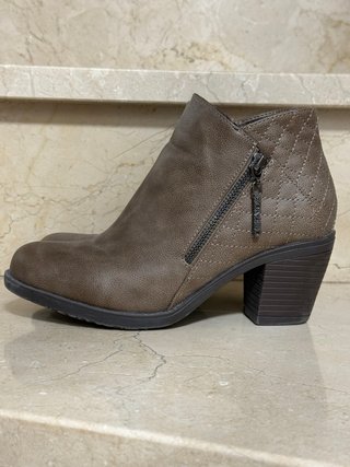 Botines marrones con cremallera y tacón