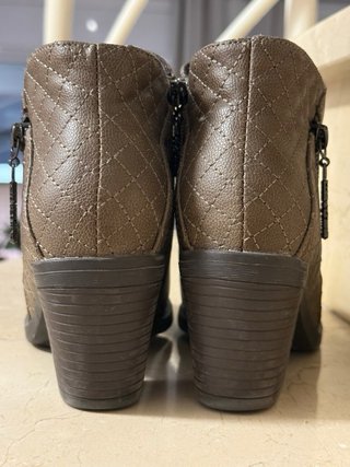 Botines marrones con cremallera y tacón