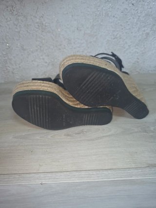 Sandalias cuña negras y beige sin estrenar