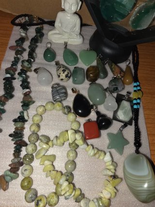 Lote variado de colgantes y pulseras