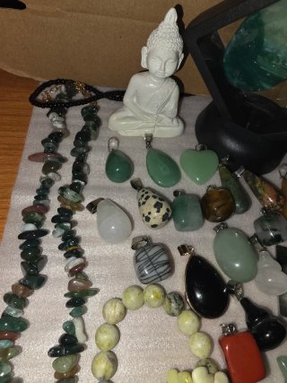 Lote variado de colgantes y pulseras