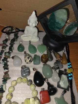 Lote variado de colgantes y pulseras
