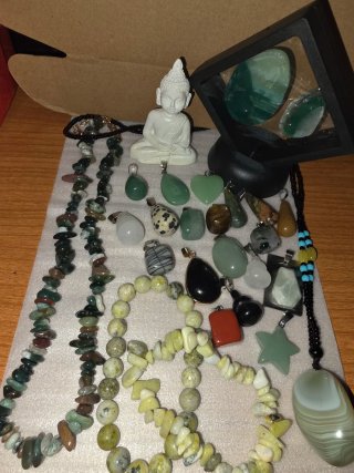 Lote variado de colgantes y pulseras