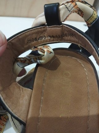 Sandalias planas negras con lazada estampada