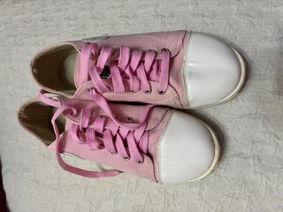 Zapatillas lona rosa con cordones