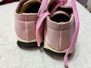 Zapatillas lona rosa con cordones