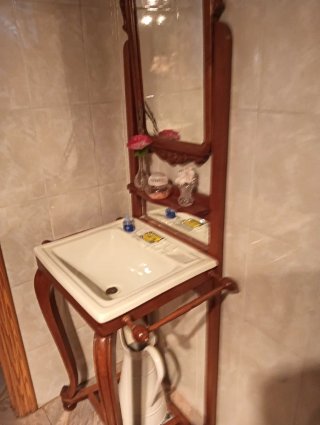 Lavabo antiguo de madera y cerámica