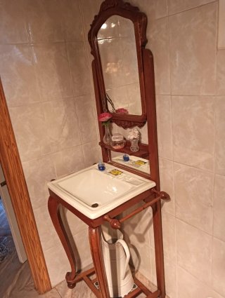 Lavabo antiguo de madera y cerámica