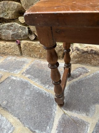 Mesita auxiliar rústica de madera maciza
