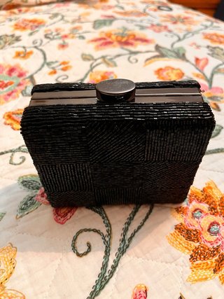 Elegante cartera de pedrería negra