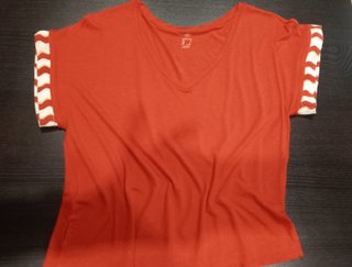 Camiseta de algodón con cenefa en manga