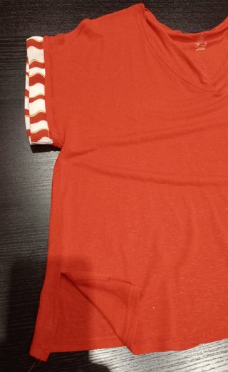 Camiseta de algodón con cenefa en manga