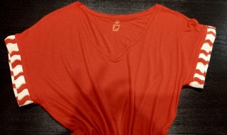 Camiseta de algodón con cenefa en manga