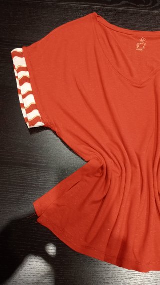 Camiseta de algodón con cenefa en manga
