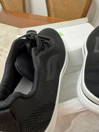 Zapatillas deportivas negras y blancas