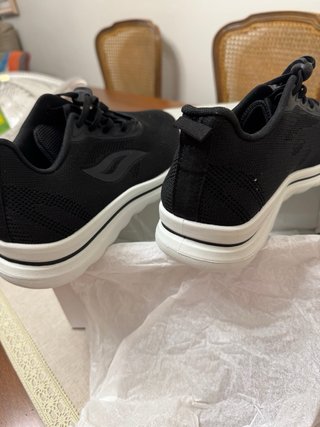 Zapatillas deportivas negras y blancas