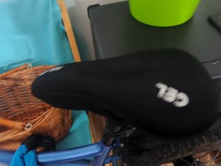 Bicicleta azul con cesta