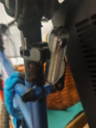 Bicicleta azul con cesta