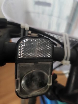 Bicicleta azul con cesta