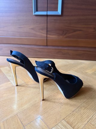 Zapatos de tacón negros y dorados talla 37