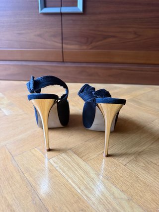 Zapatos de tacón negros y dorados talla 37