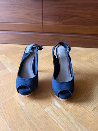 Zapatos de tacón negros y dorados talla 37