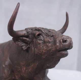 Escultura Toro acostado